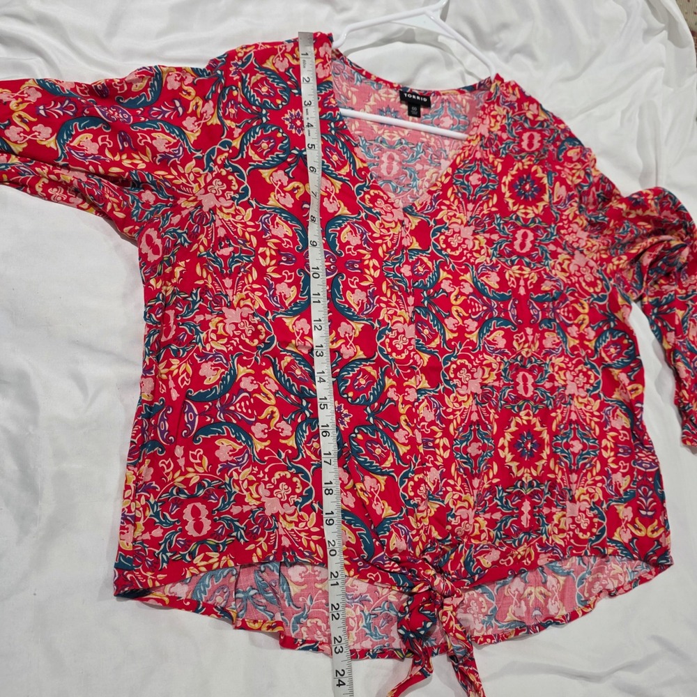 Torrid Womens Top Size 00 Medium Red Medallion Floral Tie Front Bell Sleeve - Picture 6 of 9